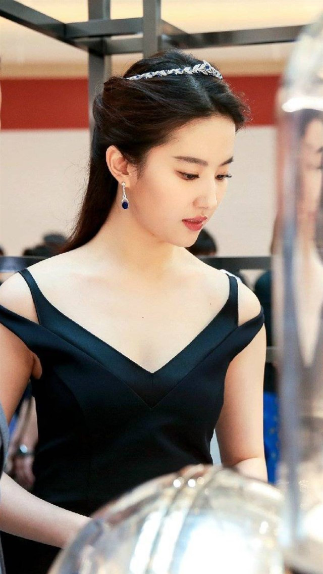 美女明星刘亦菲礼服写真手机壁纸