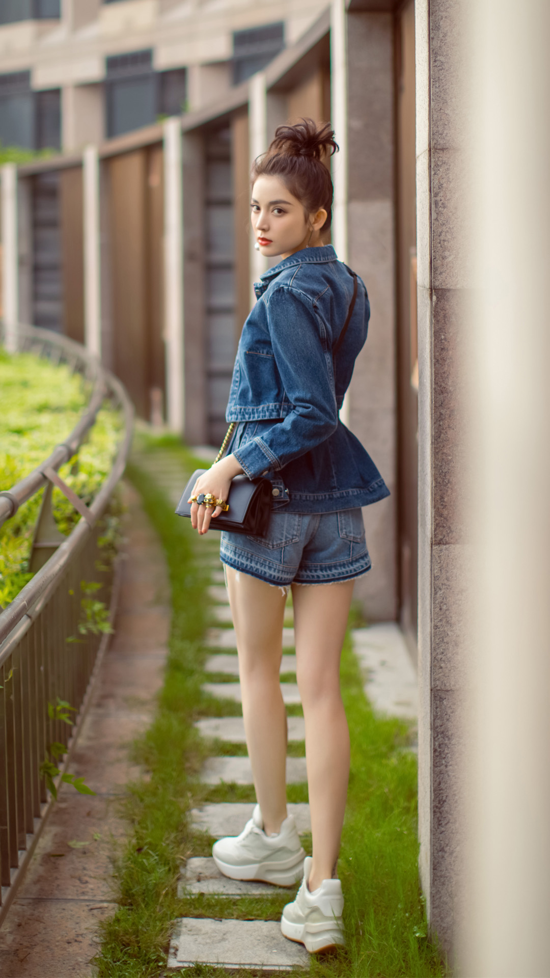 古力娜扎性感时尚户外写真图片手机壁纸
