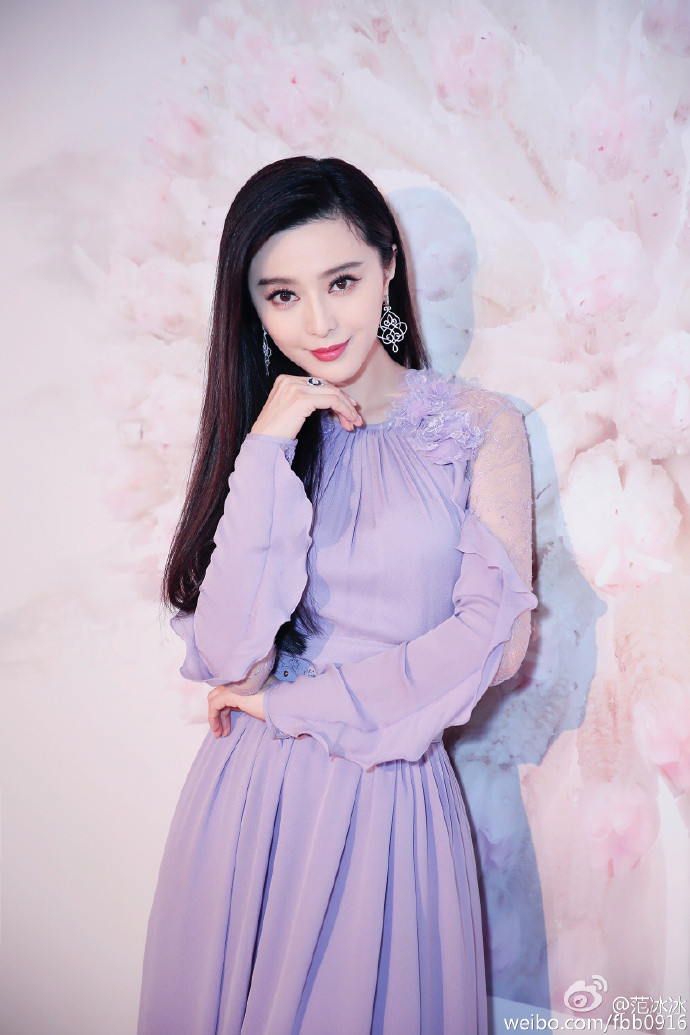 大眼美女明星范冰冰紫色仙裙出席雅思兰黛活动
