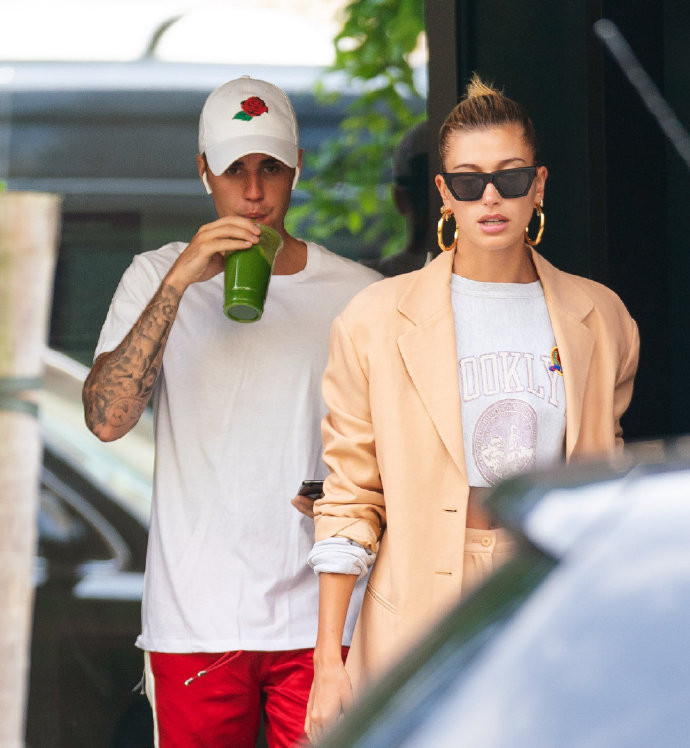 Justin Bieber和妻子海狸Hailey Bieber出街图片