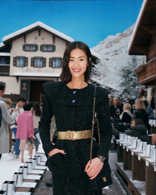 国际超模刘雯亮相CHANEL2019秋冬高级成衣系列发布