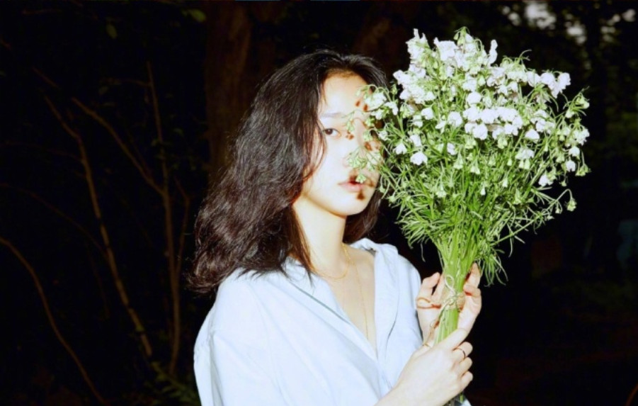 韩国美女明星金高银素颜登上韩国版《Esquire》