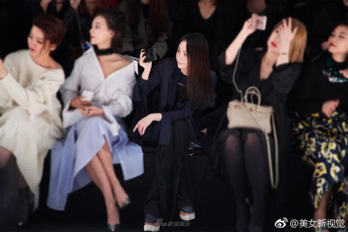 江浙美女姚笛西装look帅气高冷看秀