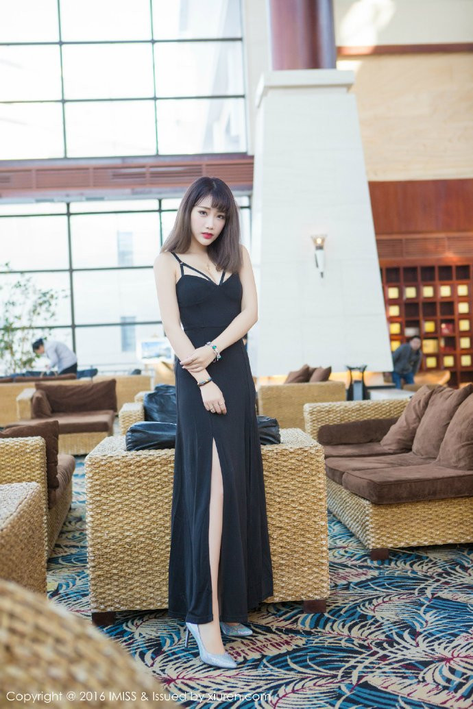 网络美女模特Akiki慕慕黑色高开叉连衣裙写真