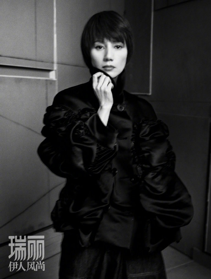 中国美女演员袁泉短发红唇登上《瑞丽》封面图片
