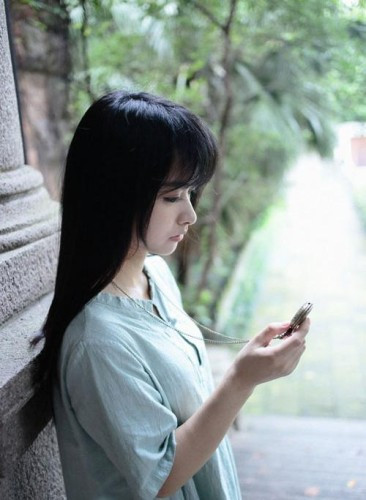 美女校花：校园美女的长发忧郁写真