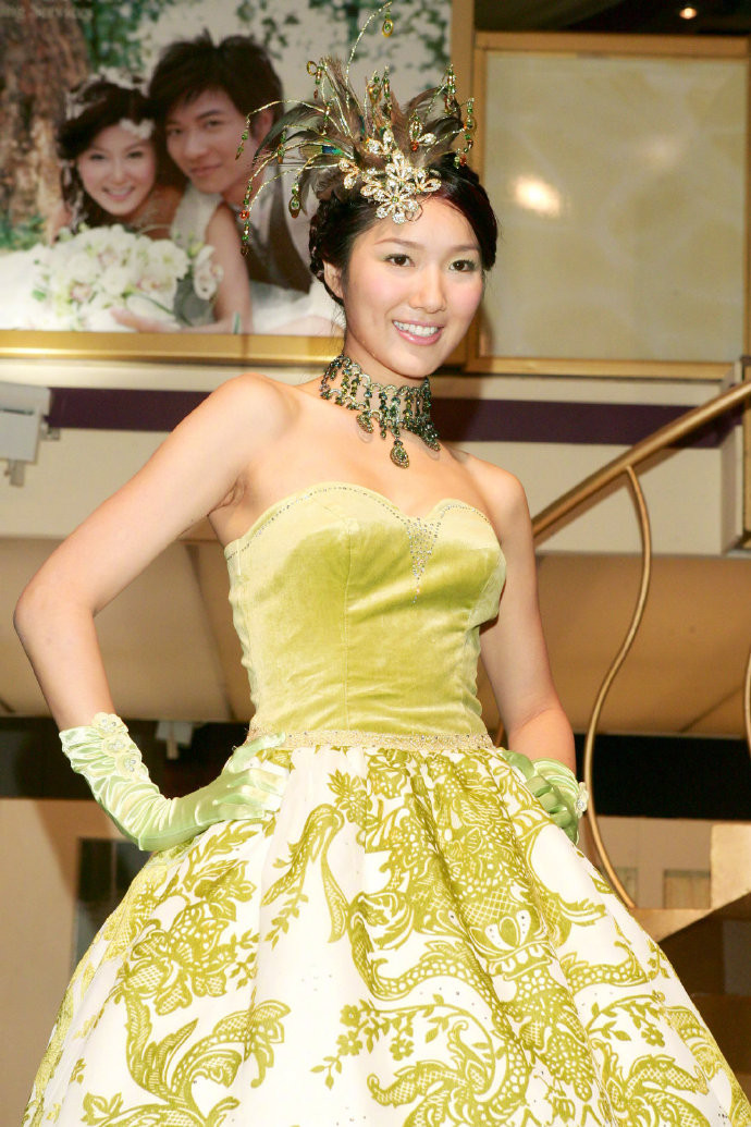 上海美女模特李亚男香港出席婚纱展活动登台走