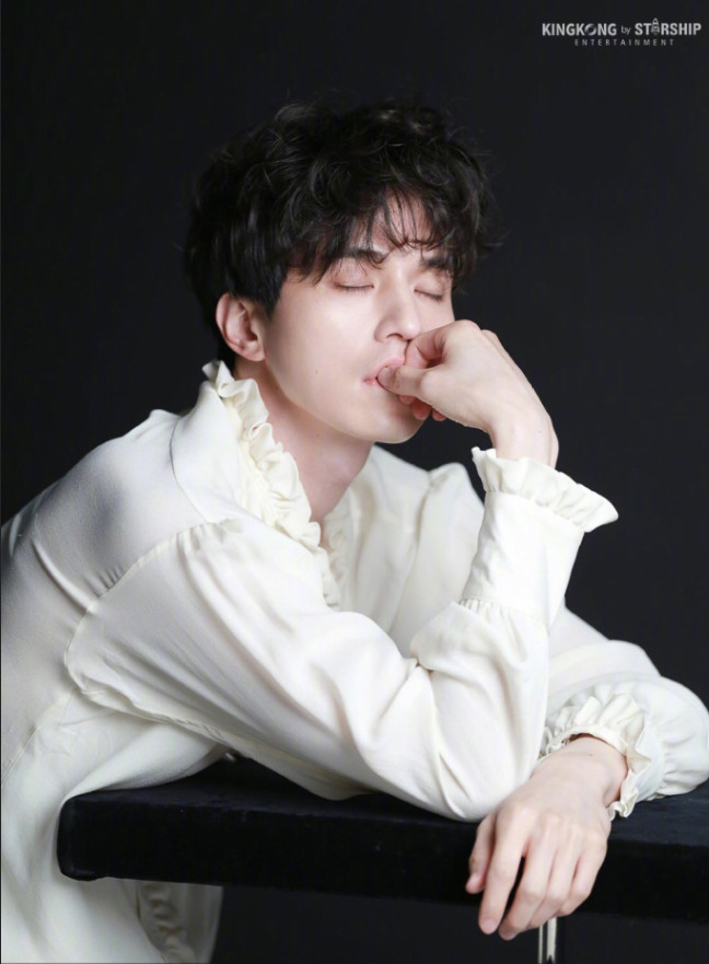 韩国男演员李栋旭《ELLE Korea》逆龄地狱使者侧脸