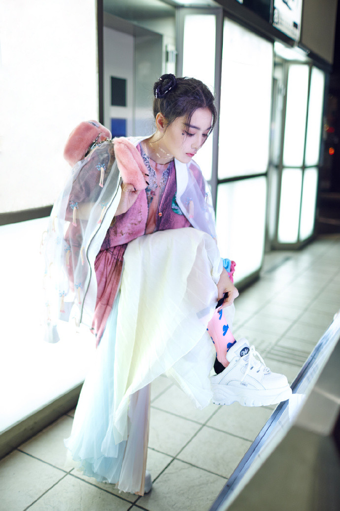 大眼美女明星张馨予哪吒丸子头可爱写真