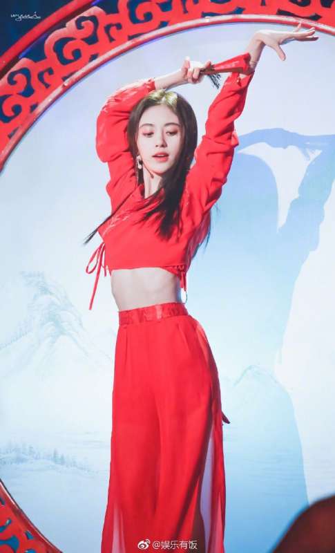 四川美女明星鞠婧祎一袭红衣演唱《红昭愿》图