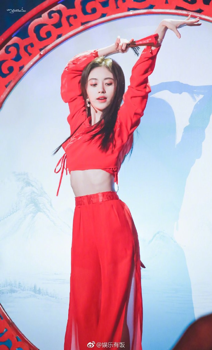 四川美女明星鞠婧祎一袭红衣演唱《红昭愿》图