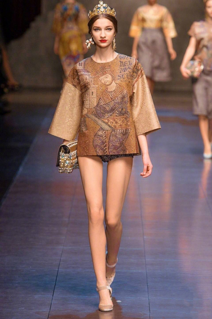 欧美美女模特演绎Dolce & Gabbana梵蒂冈的女王