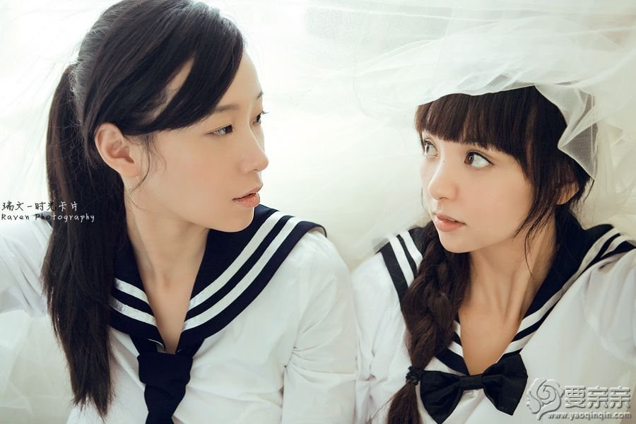 美女校花图片_靓丽大学女生美眉影棚玩暧昧