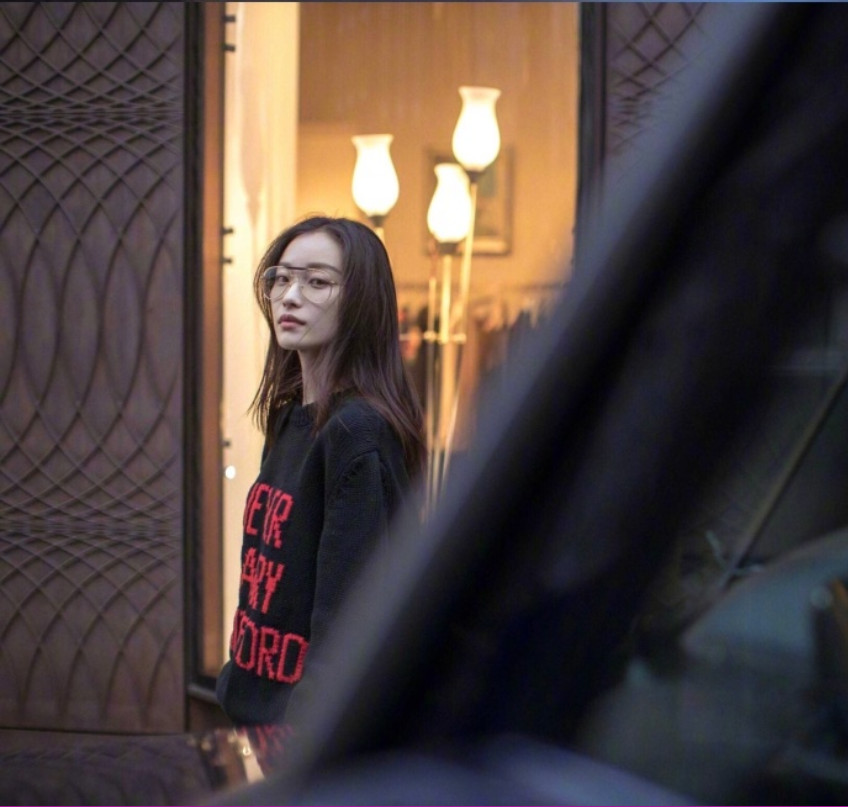 大眼美女明星倪妮×GUCCI教科书式的街拍舒服却不