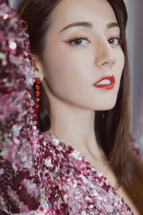 中国美女图片 女明星迪丽热巴亮片裙露美背图片