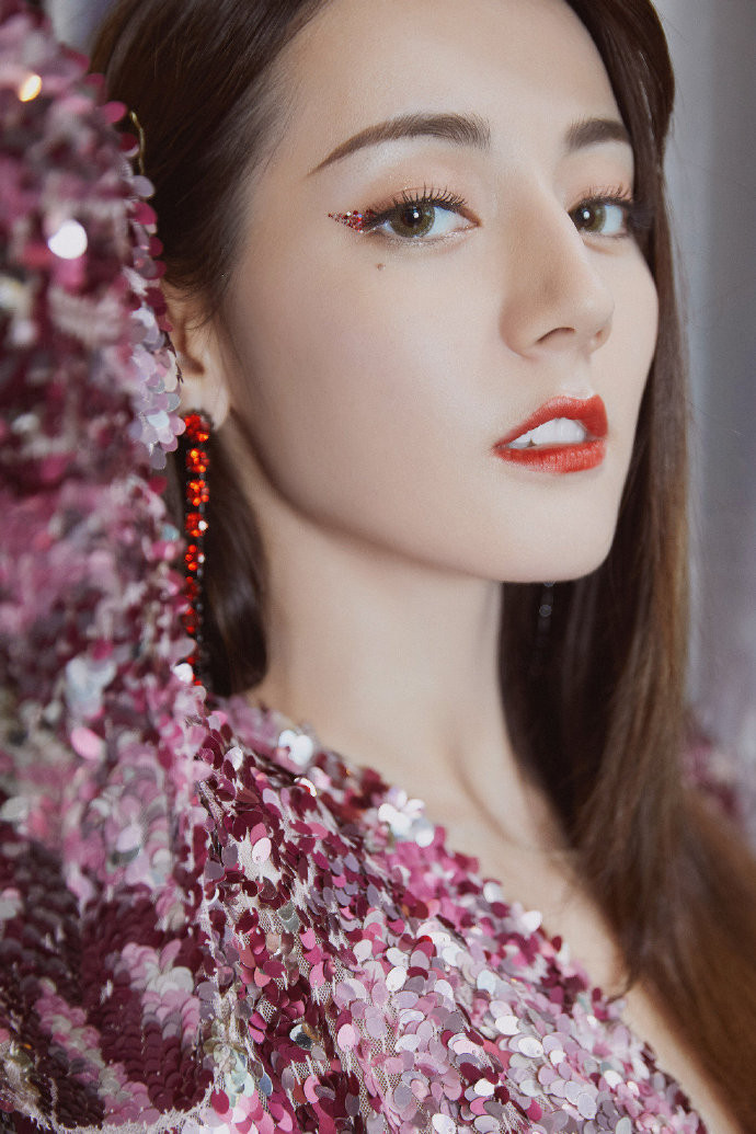 中国美女图片 女明星迪丽热巴亮片裙露美背图片