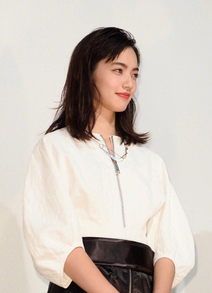 日本美女模特小松菜奈图片