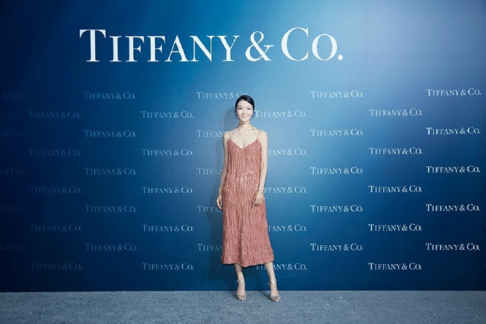 美女明星齐溪穿吊带亮片裙亮相Tiffany晚宴性感写