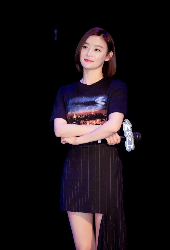短发美女袁姗姗粉丝见面会西装干练搭配笑容甜