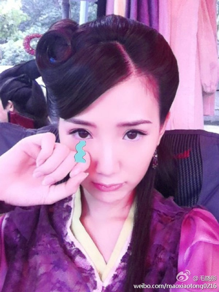 甜美女明星毛晓彤微博晒照卖萌表情逗趣可爱