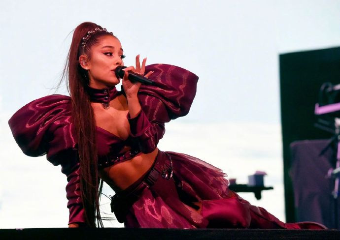 欧美美女歌手Ariana Grande Coachella音乐节表演图片