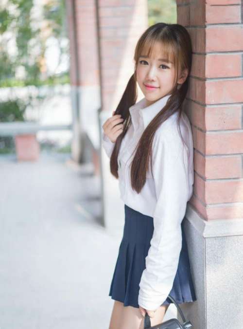 北影校花美女图片_校服嘟嘟嘴的校园美女唯美写