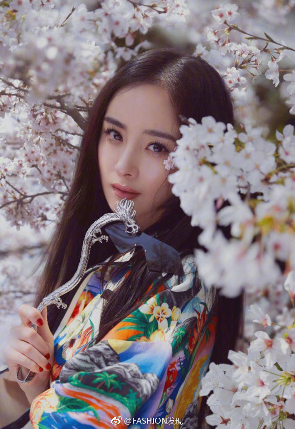 杨幂写真照片_大眼美女杨幂生日又一次远在纽约