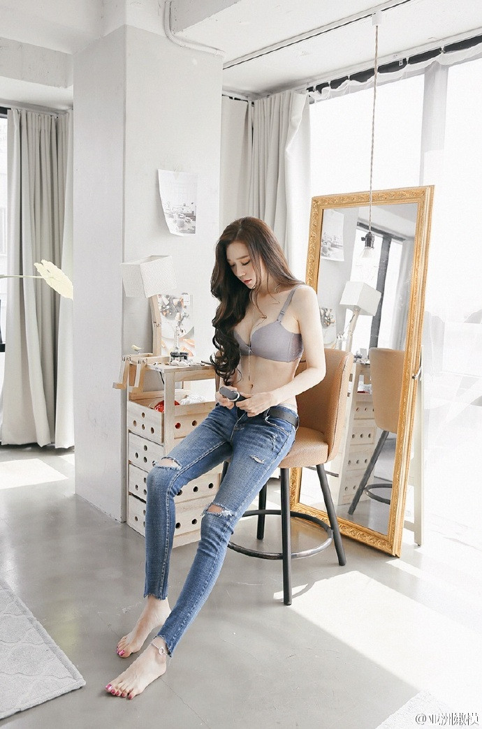 长腿美女模特牛仔裤翘臀写真