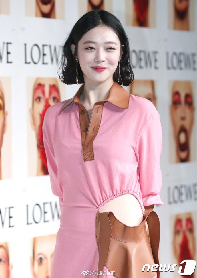 韩国美女明星崔雪莉出席某时尚活动私服街拍