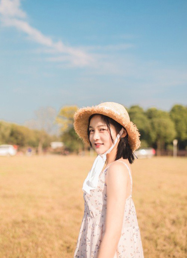 草帽少女写真,草帽少女沐浴阳光笑脸正能量写真