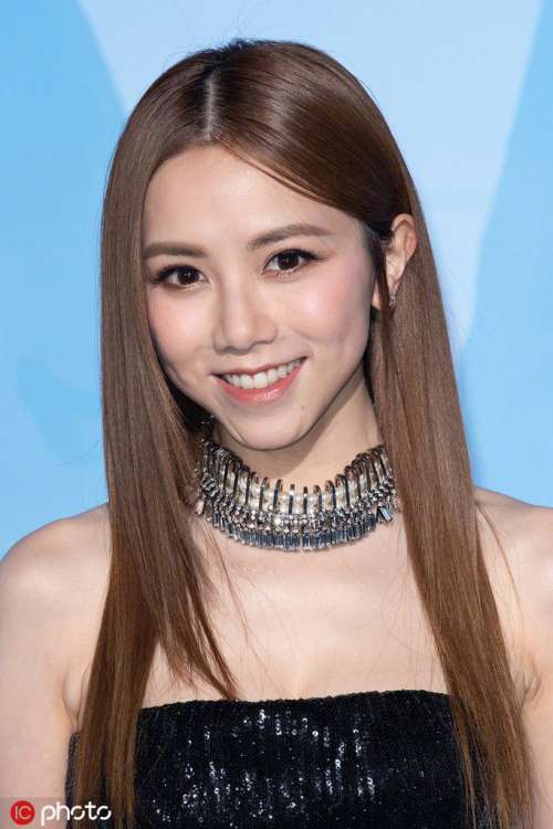 香港美女图片 香港女明星邓紫棋抹胸珠片裙出席