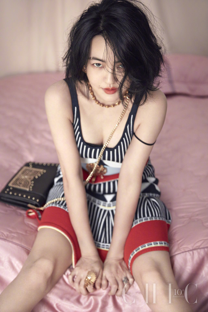 台湾美女明星徐熙娣小S登上小资杂志封面性感图