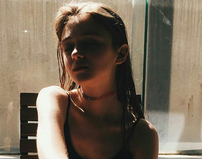 欧美美女图片:不要因为别人的一句话而夺走你今