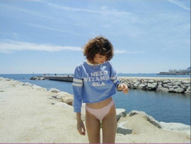 欧美美女模特齐刘海短发复古写真图片