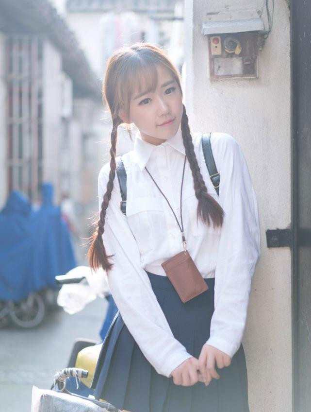 北影校花美女图片_校服嘟嘟嘴的校园美女唯美写