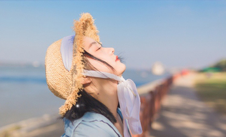 草帽少女写真,草帽少女沐浴阳光笑脸正能量写真