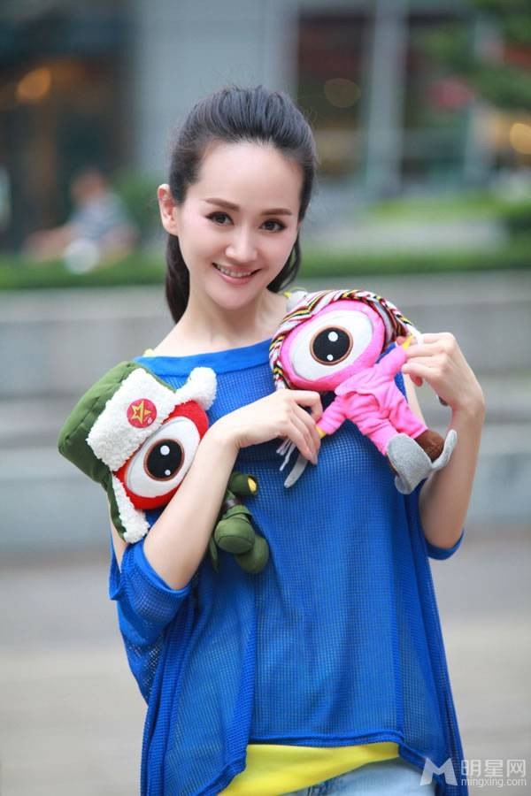 人气女演员张定涵夏日清凉装街拍_张定涵图片
