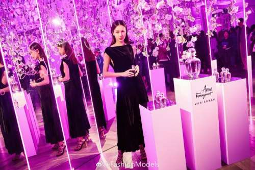 北京美女明星黄一琳秋冬丝绒连衣裙搭配红唇图