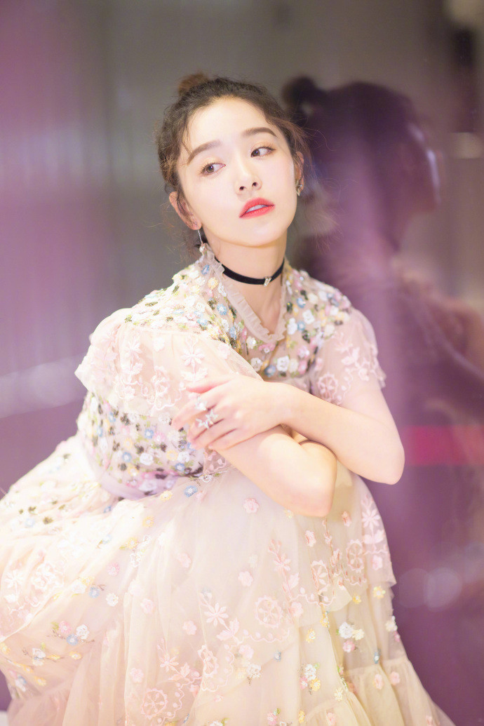 东北美女明星阚清子出席​COSMO时尚美丽盛典礼服