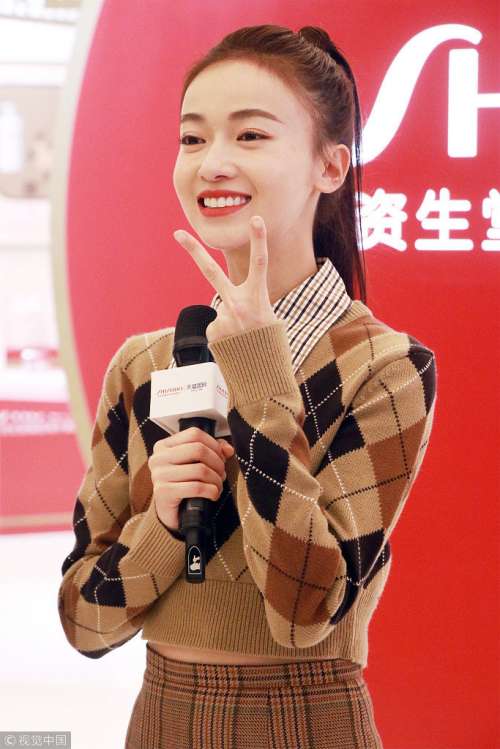 令妃娘娘吴谨言学院风套装出席活动高马尾少女