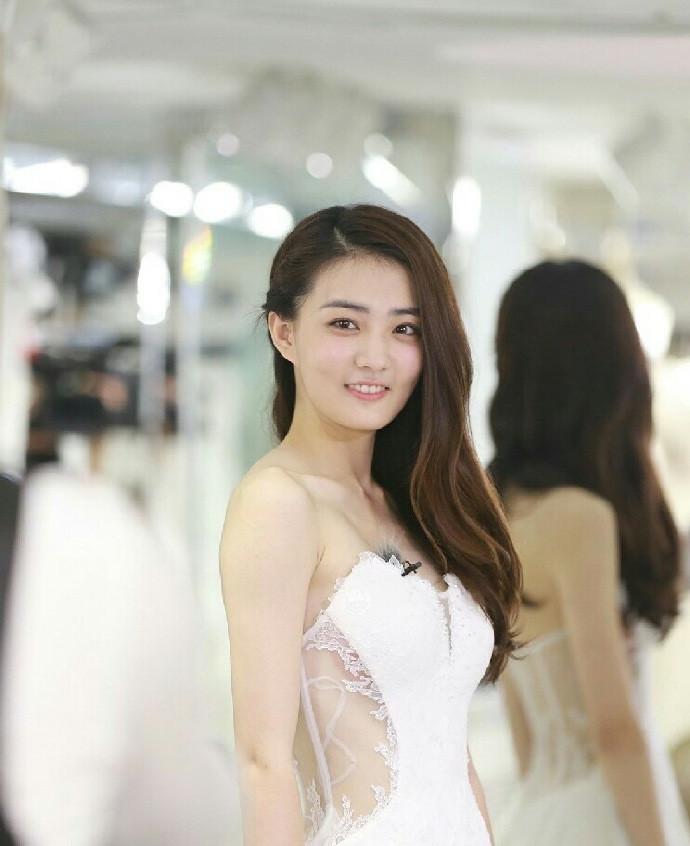 大眼美女明星徐璐图片