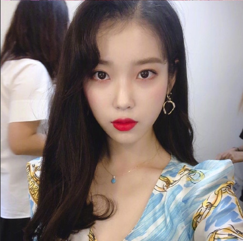 韩国美女明星李知恩iu红唇自拍图片