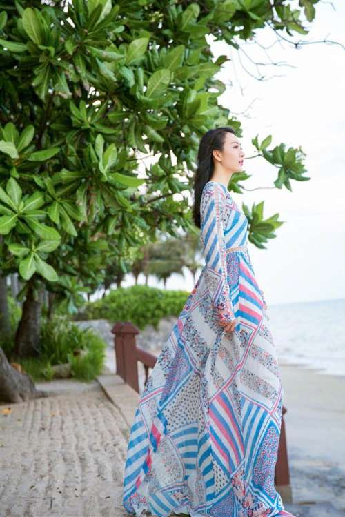 美女明星王鸥长裙气质写真手机壁纸