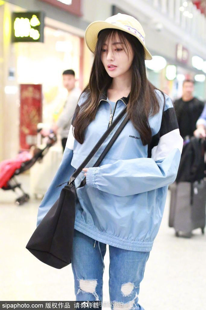 大眼美女明星张天爱一身牛仔蓝清爽现身机场花