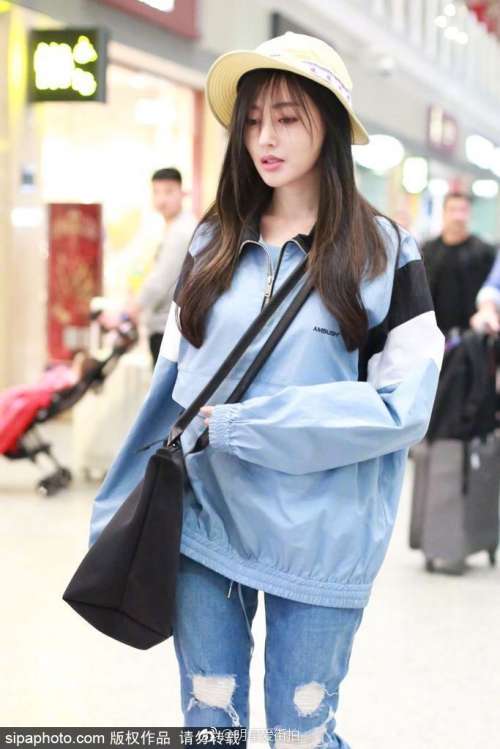 大眼美女明星张天爱一身牛仔蓝清爽现身机场花