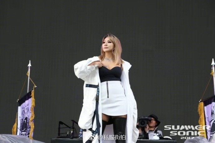 大眼美女明星何洁与韩国歌手CL撞衫MARRKNULL实验室