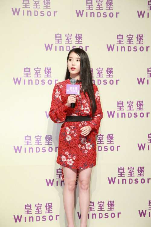 韩国美女明星李知恩IU现身香港宣传演唱会图片