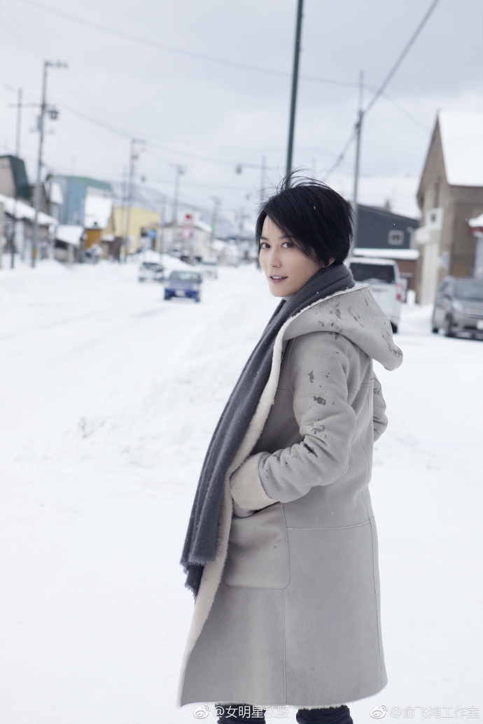 不老女神俞飞鸿北海道雪景里短发街拍图片美人