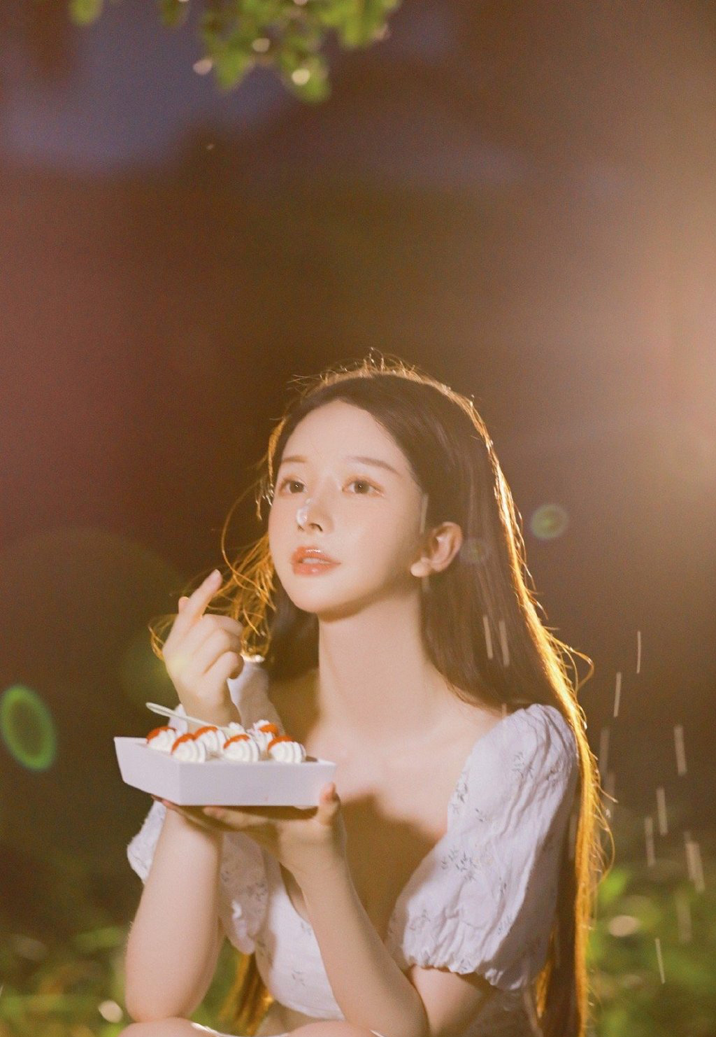 小清新蛋糕图片少女涂脸写真壁纸