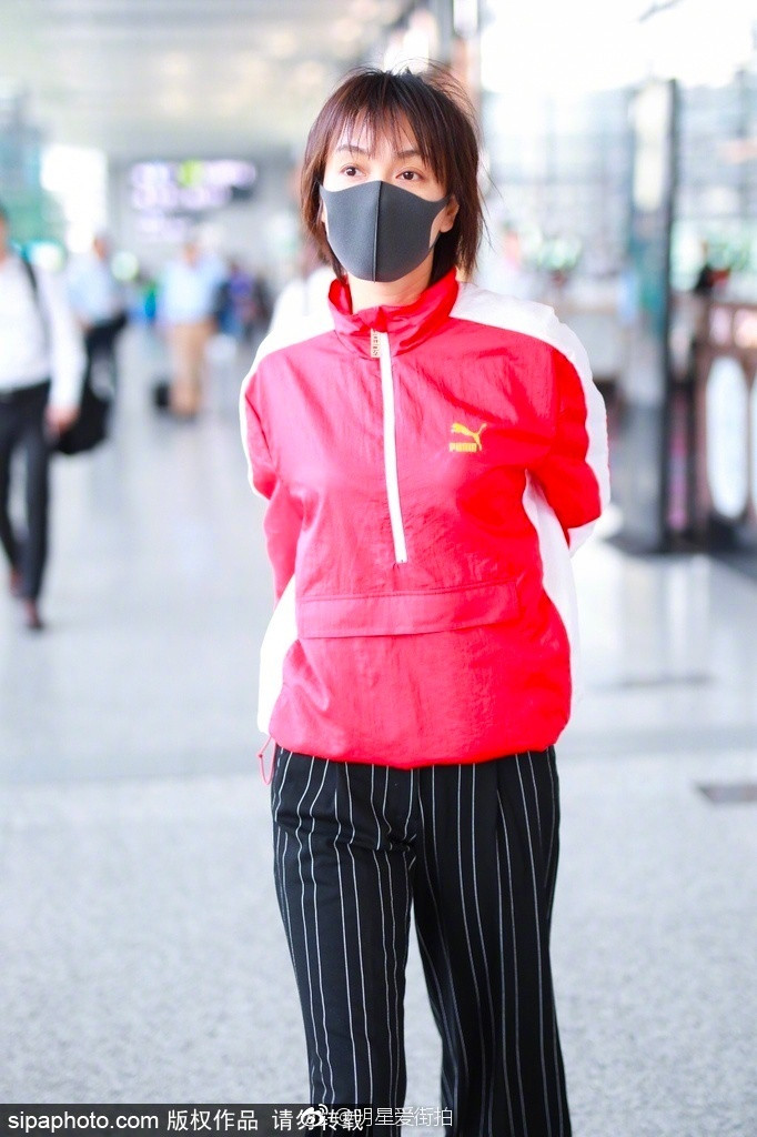 东北美女明星吴昕红色运动衣+黑色条纹阔腿裤现